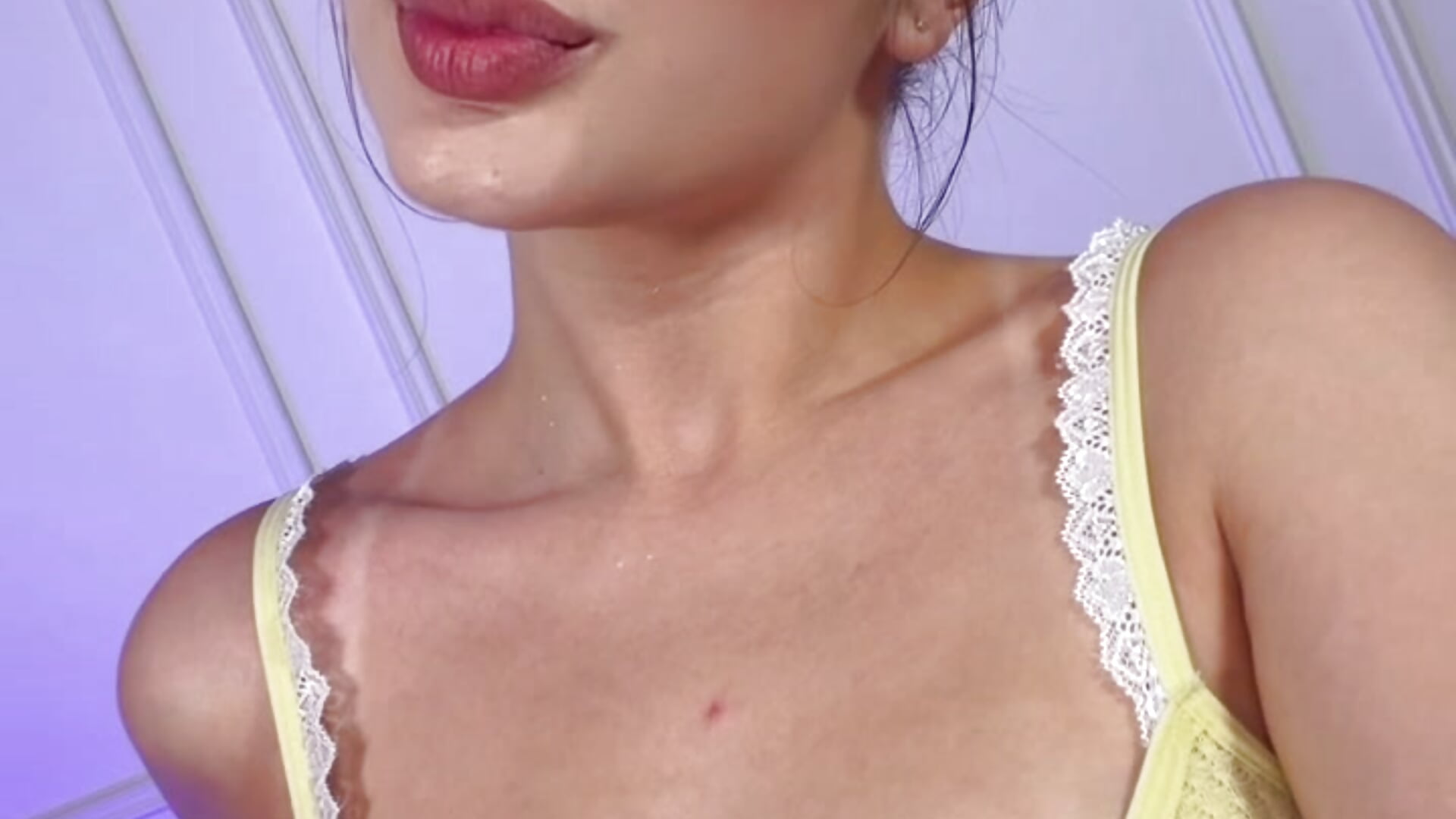 How does the yellow color look on me?✨🍌 – видео вебкам-модели EmilyS__