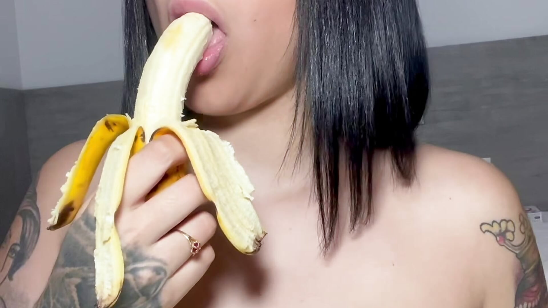 I want to suck your delicious banana 🍌