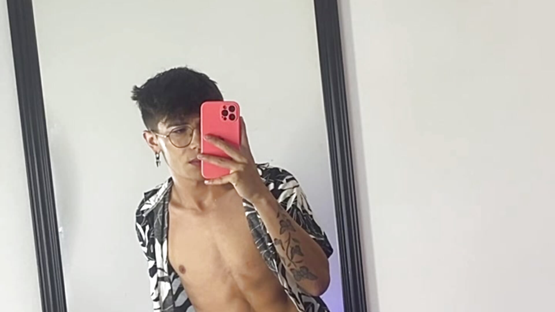 Take off my shirt with my teeth - video av Ian_Wayne cam-modell