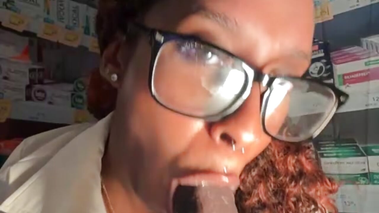 Pharmacist Cock Sucking 😈 - video van Your_Paris cam-model