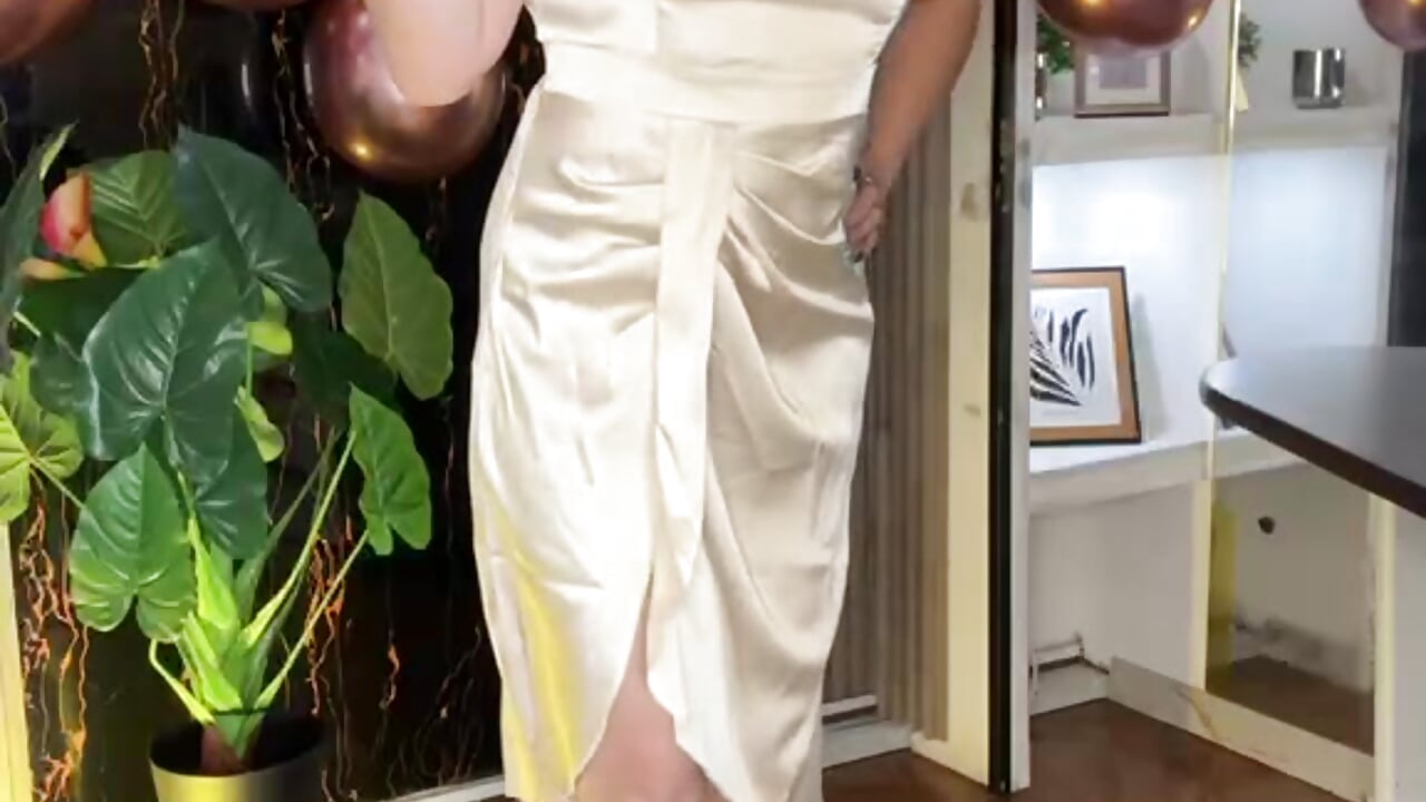 Its My Birthday Today Come Celebrate and Watch Me Squirt All Over Live - video by MissEscarleth cam model