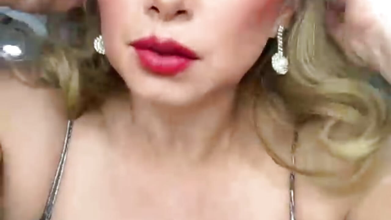Sexy blonde mature woman wanting to fuck you – video af MissEscarleth cam-model