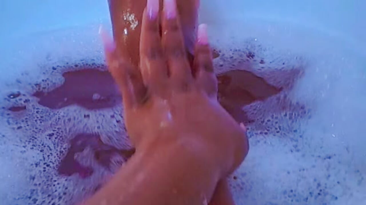 Daddy I want it here 🛁 💦🍆 - Thasha8主播的视频