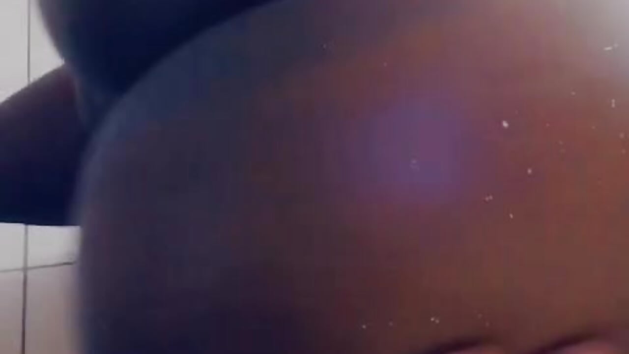 Applying oil on thivkass - відео від вебкаммоделі Gifttheskimaskboy