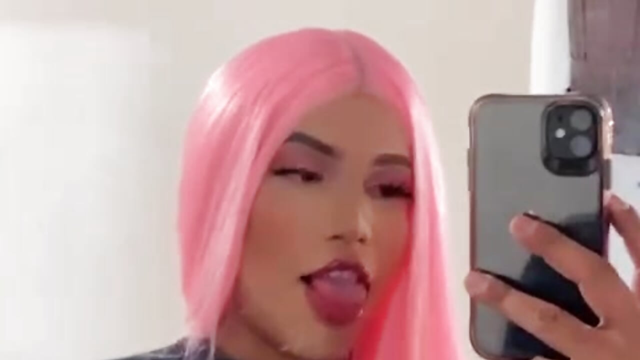 Pinky 💋 - video by Alessiax- cam model