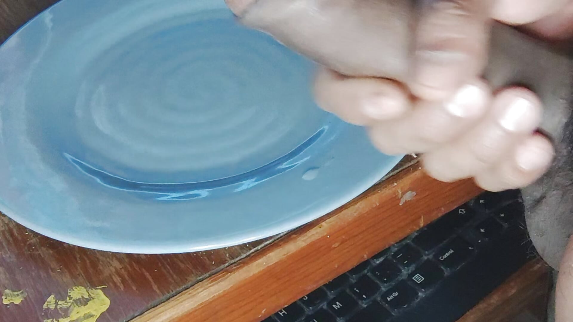 Leche servida en plato 🥛😈(Milk on a plate)
