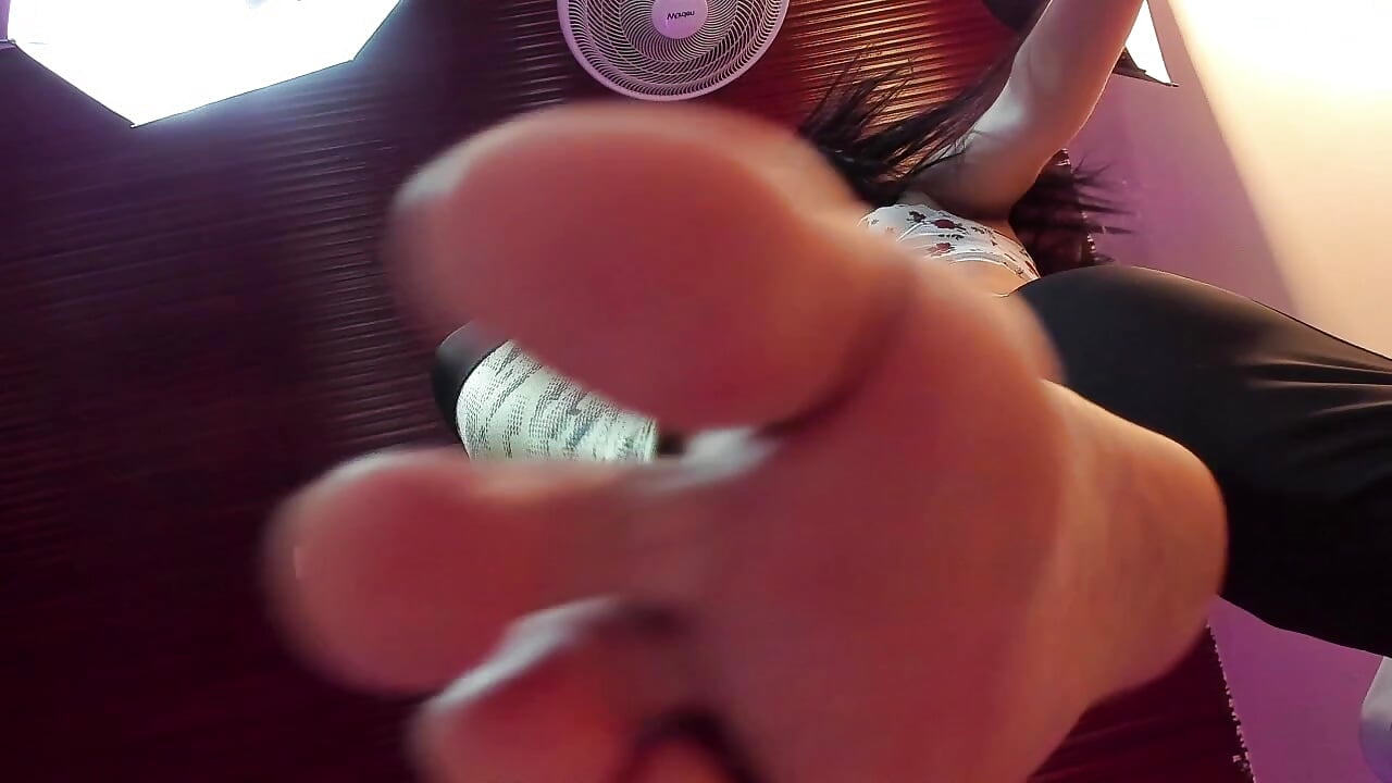 I want my feet on your face - video by lilyy_evanss cam model