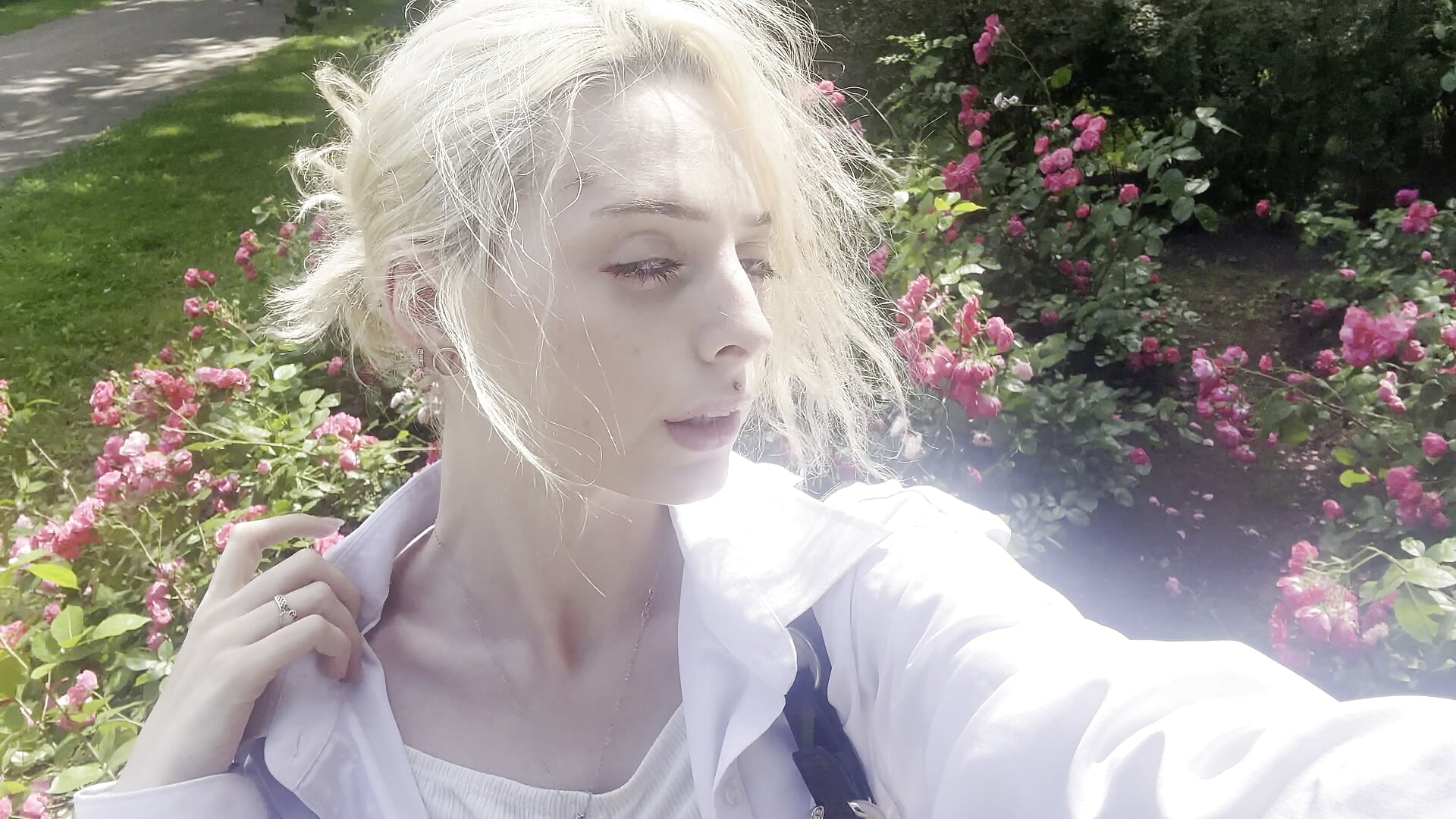 Walking in a garden :3 - video by LoraaDoll cam model