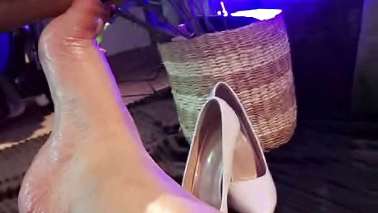This is what your cock needs 🍆👣 – video af LilyyBigAss cam-model