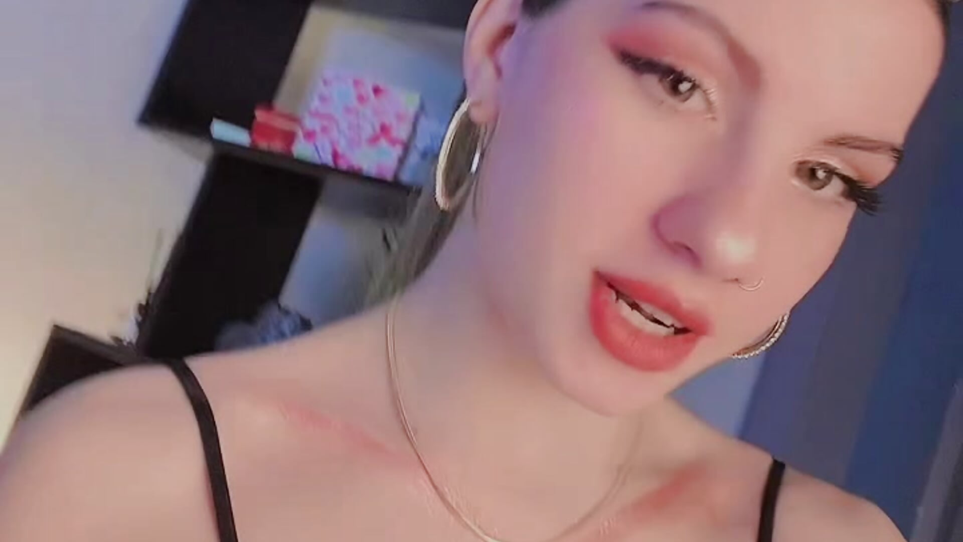 sweet princess kira👑 - video by CassKiera cam model