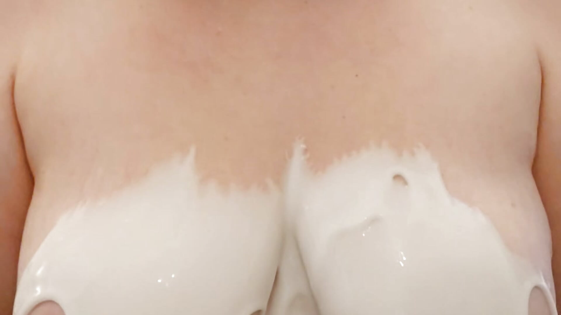 Birthday boobs icing 😋 – video od webkamerové modelky Sexy_Binxy