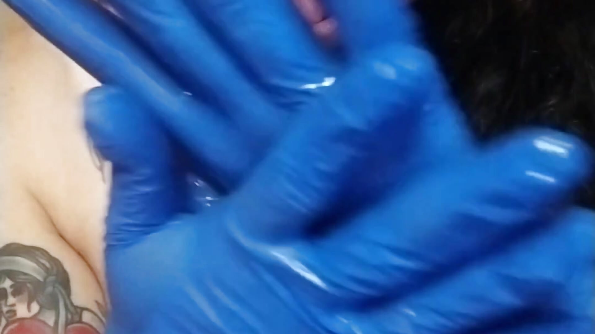 Gioco con tutti i buchini usando i guanti 😈 (video su richiesta)