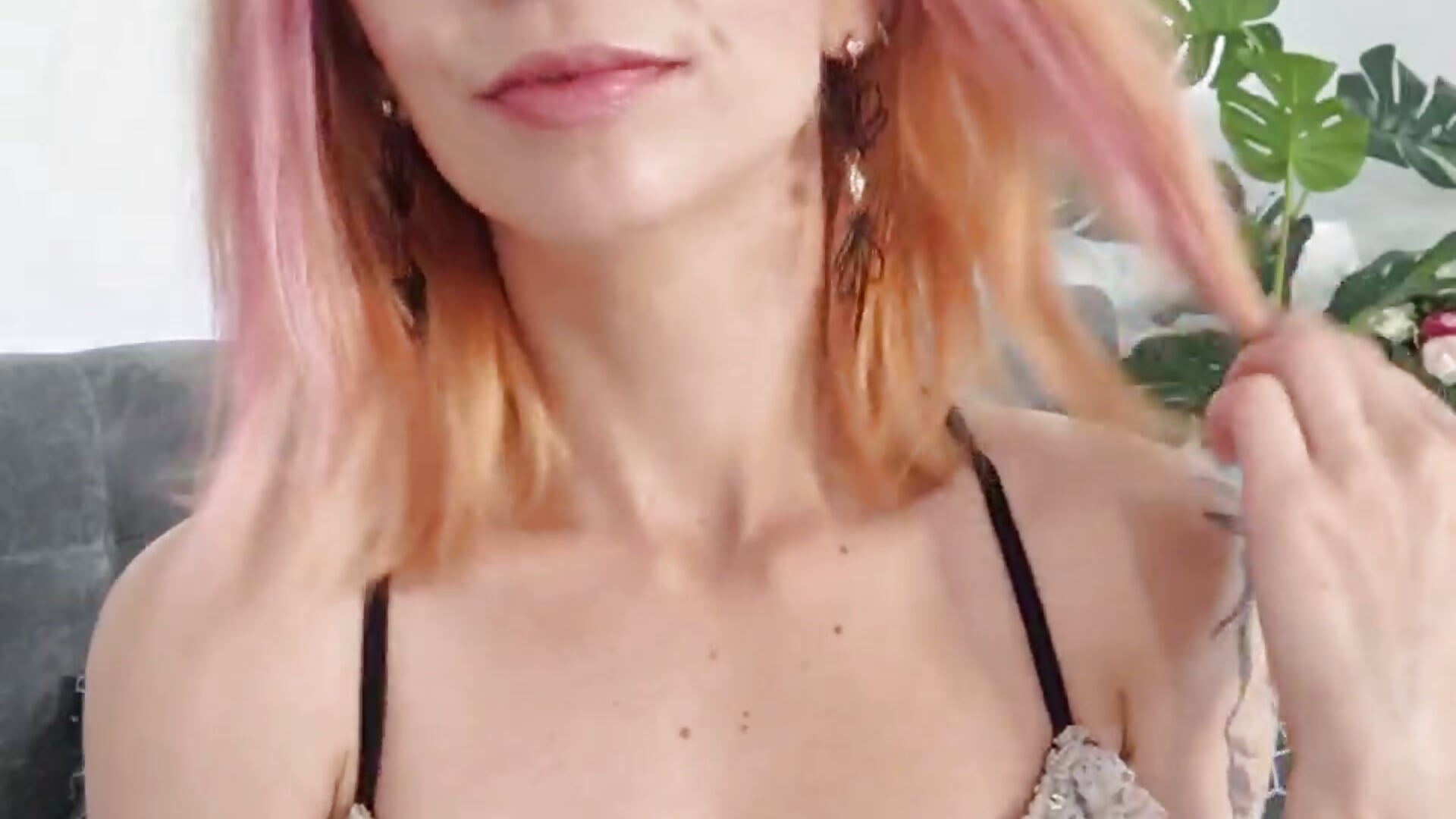 Flirtin with you ^^ - video by CarlyMilton cam model