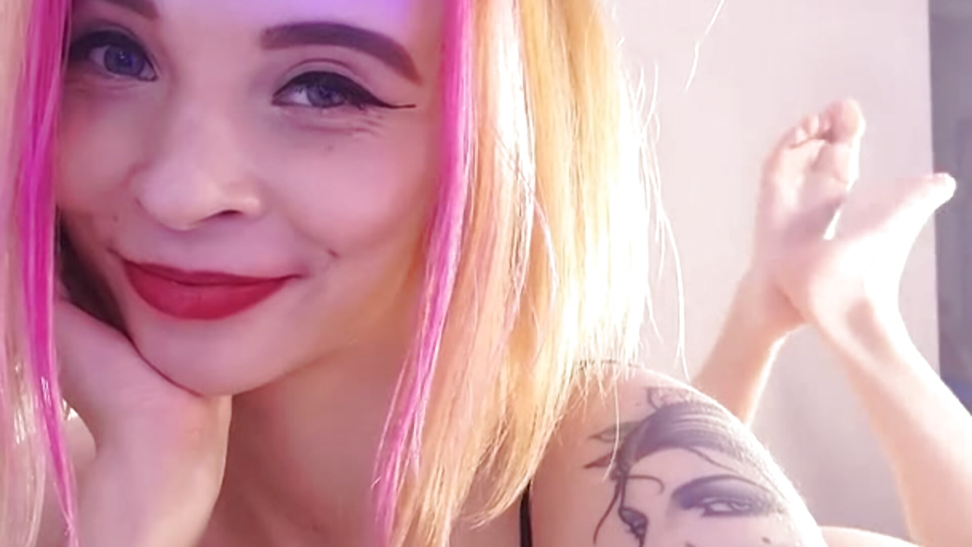 Carly+feet - video by CarlyMilton cam model