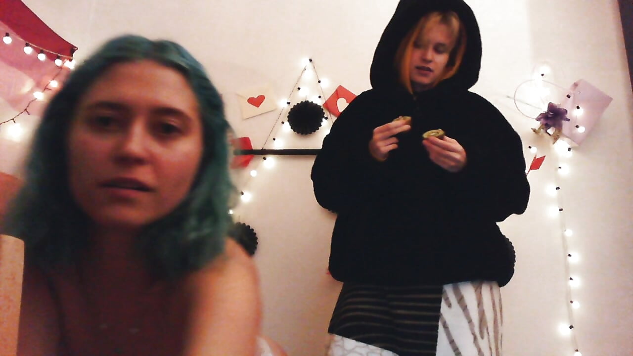 Ruby v shooby, Sophie naked, both eating kiwi