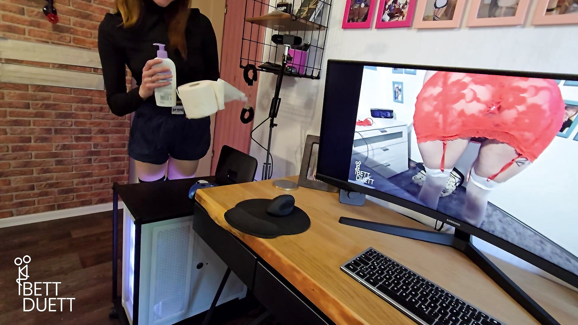 Girlfriend offers handjob to porn !! - video by BettDuett cam model