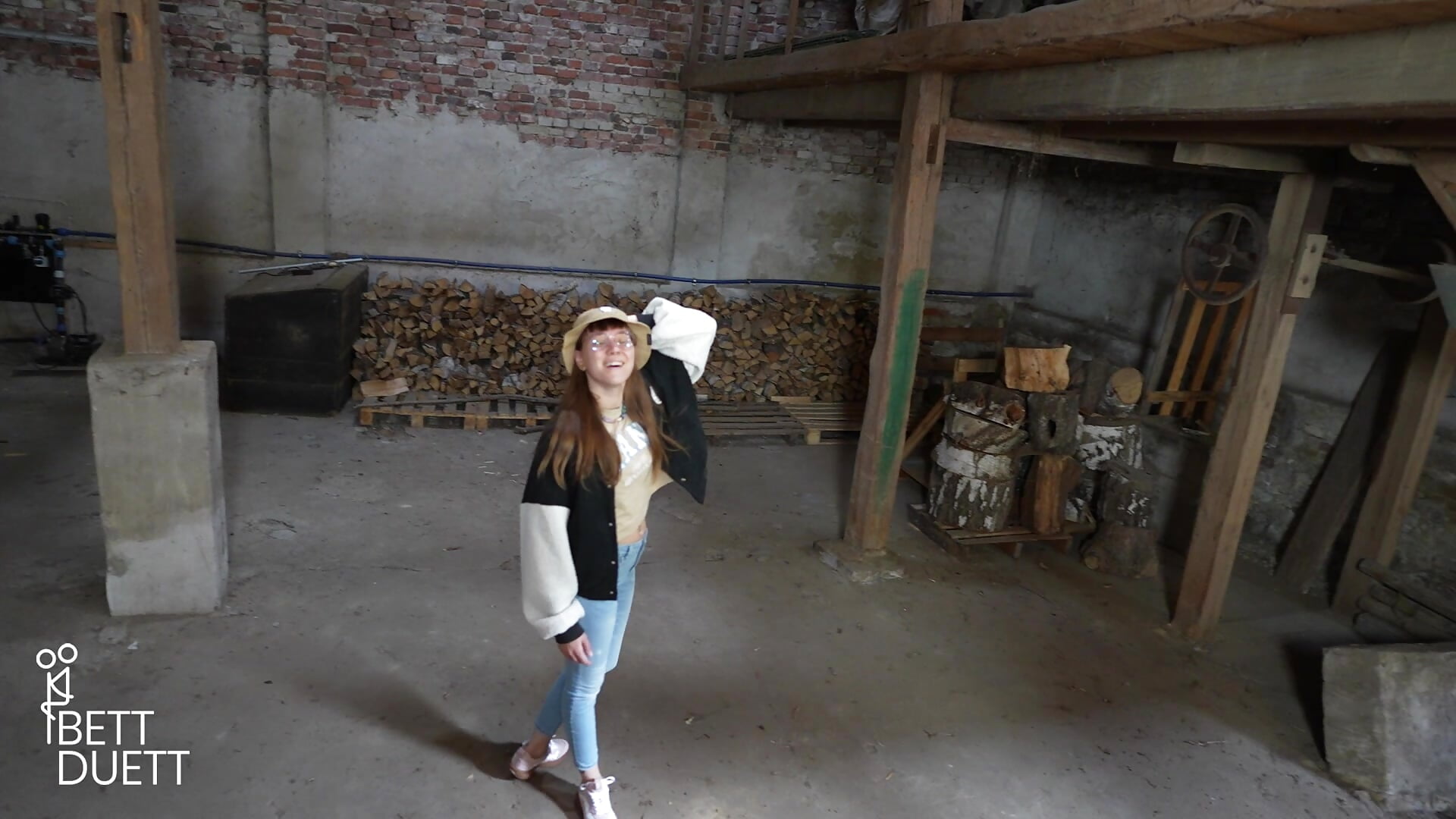 THROWBACK - Fucked in farm barn !! - video by BettDuett cam model