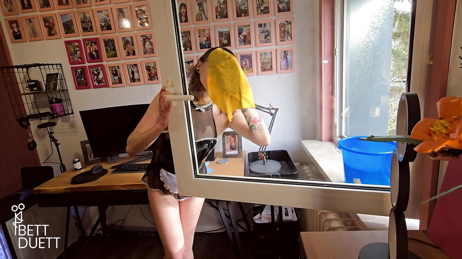 Girlfriend sex while scrubbing !! - video by BettDuett cam model