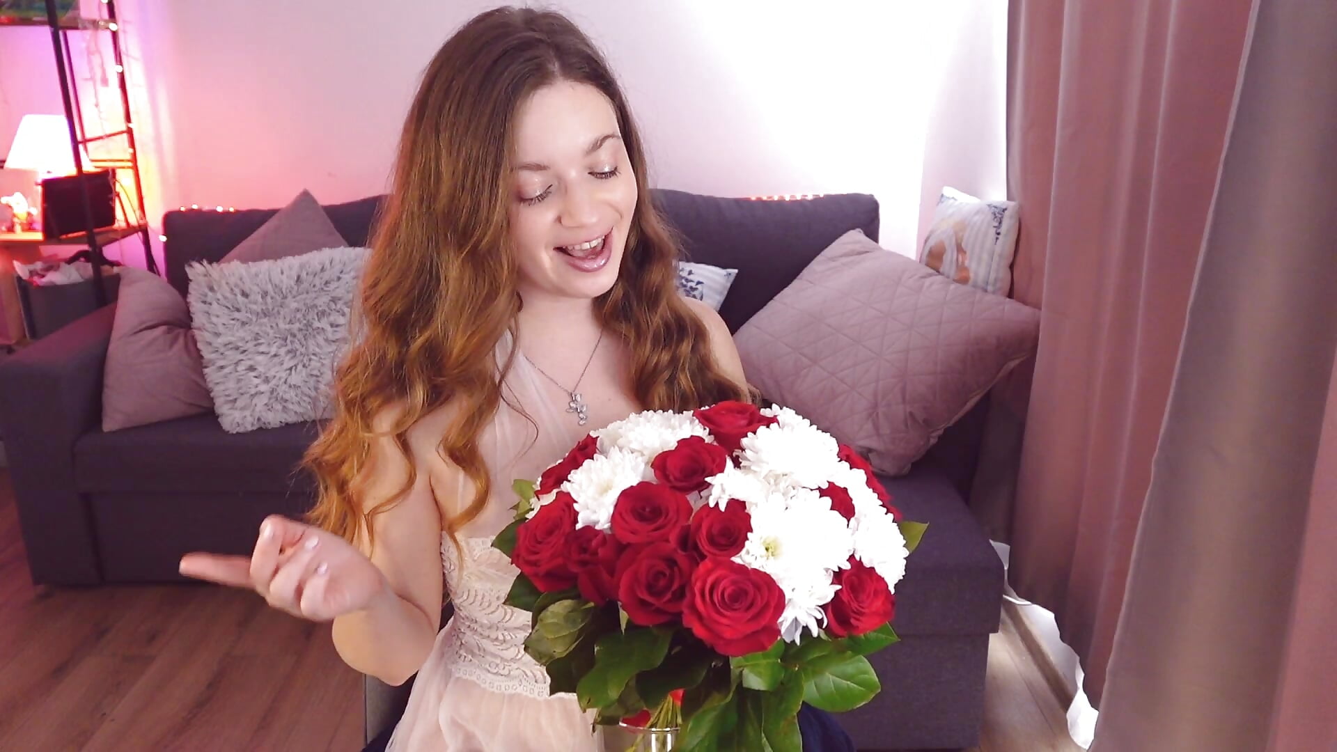 flowers from secret guy;) - vídeo de la modelo de cam Carrolyna