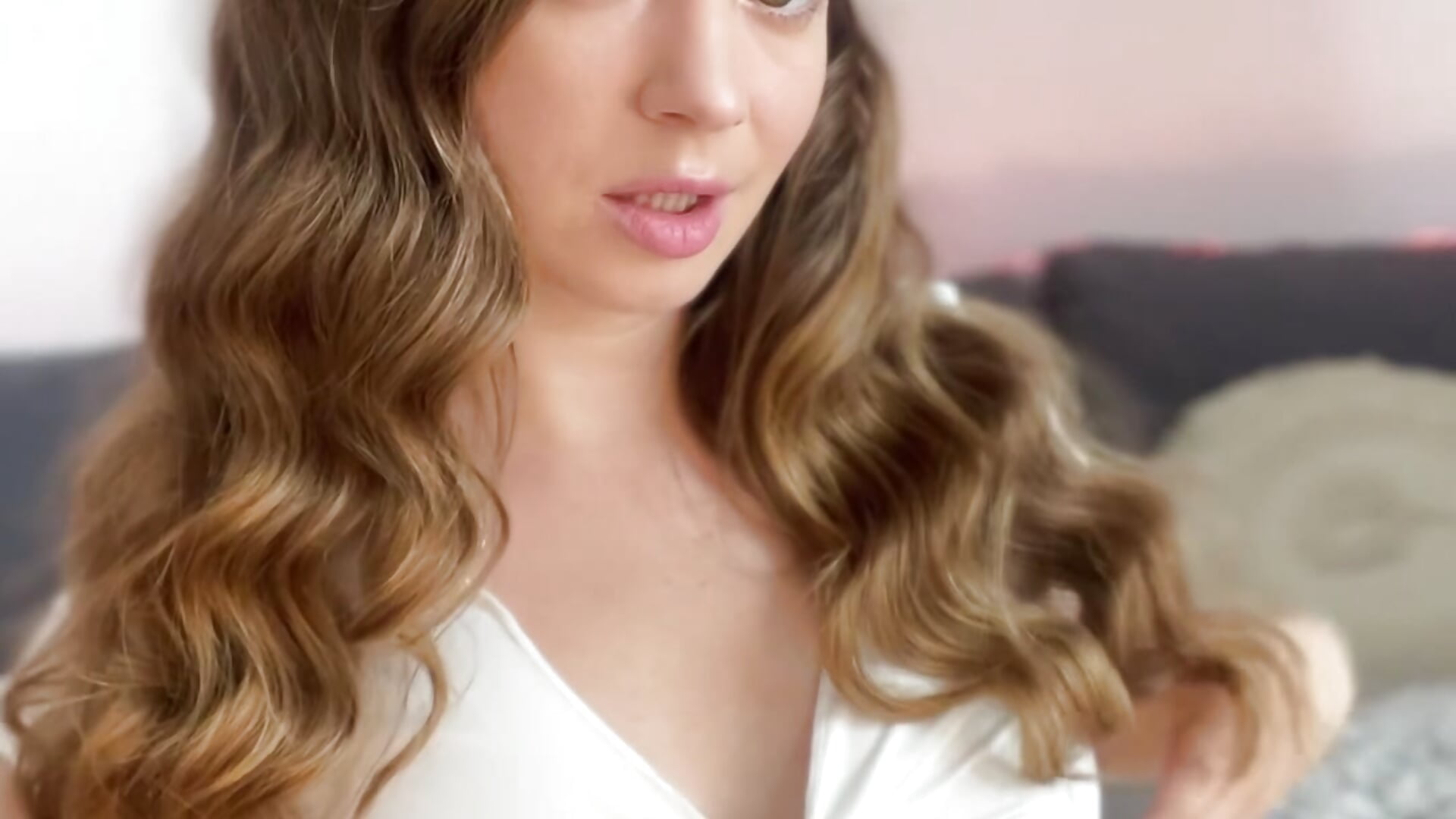 Handbra tease - video by Carrolyna cam model