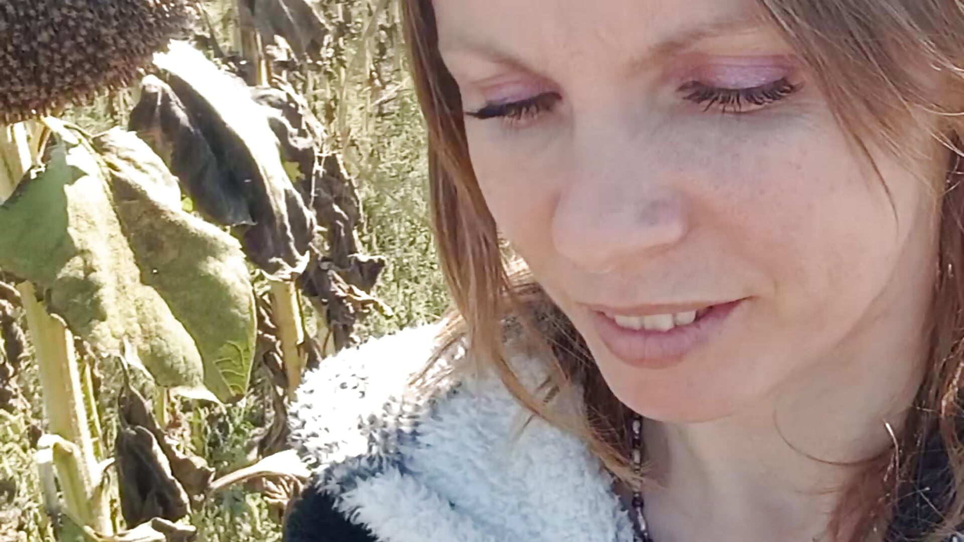 Fresh sunflower seeds straight from the field! 🌻 – video od webkamerové modelky Anita-Smith