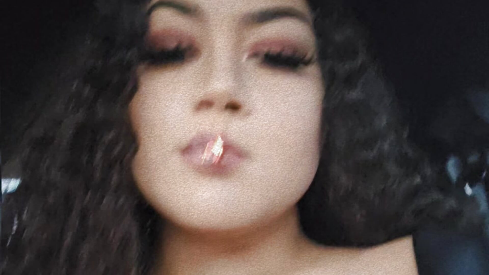 Smoking/ French inhale - vidéo du modèle de showcams honeeyyy_pot