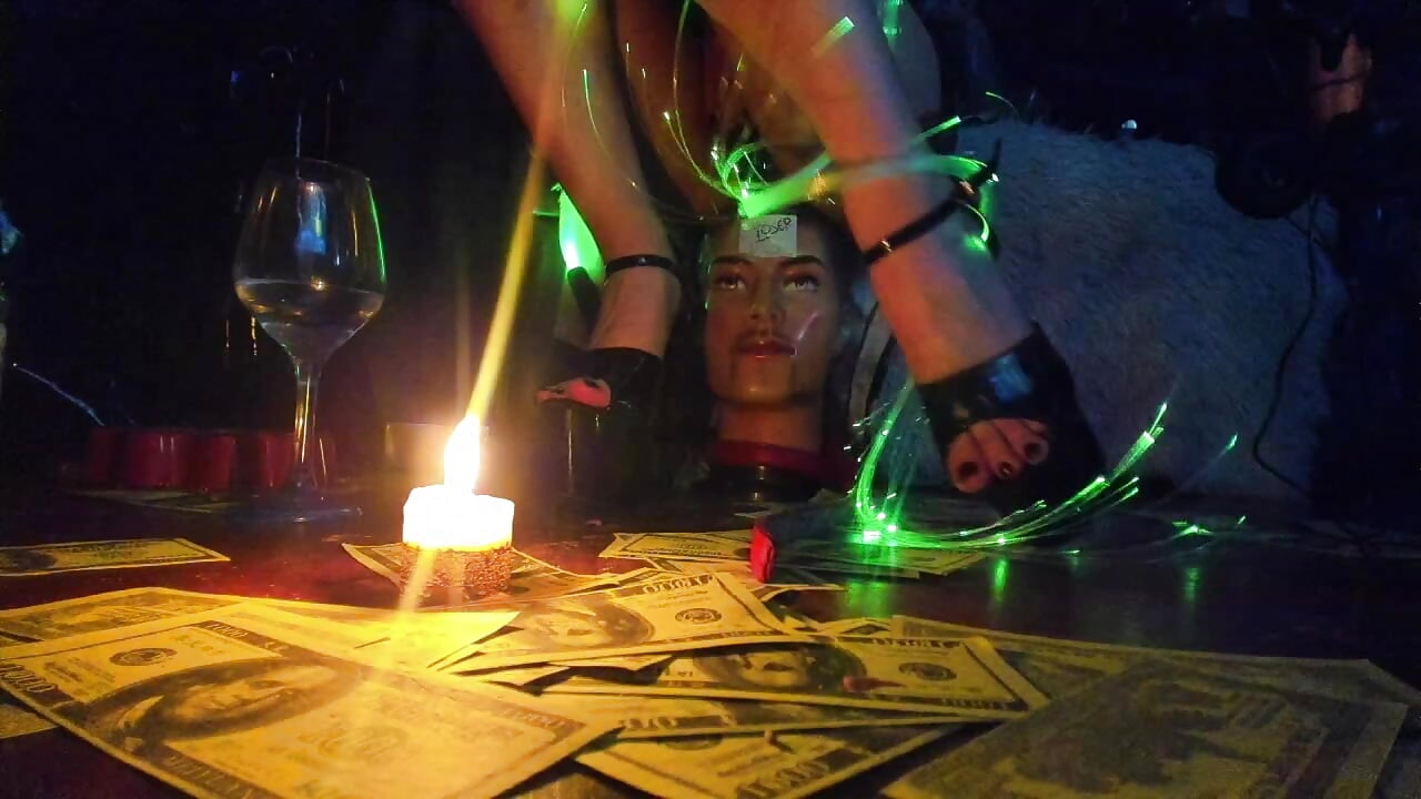 LICK MY TOES PAYPIG - video by Liilith_goddess_ cam model