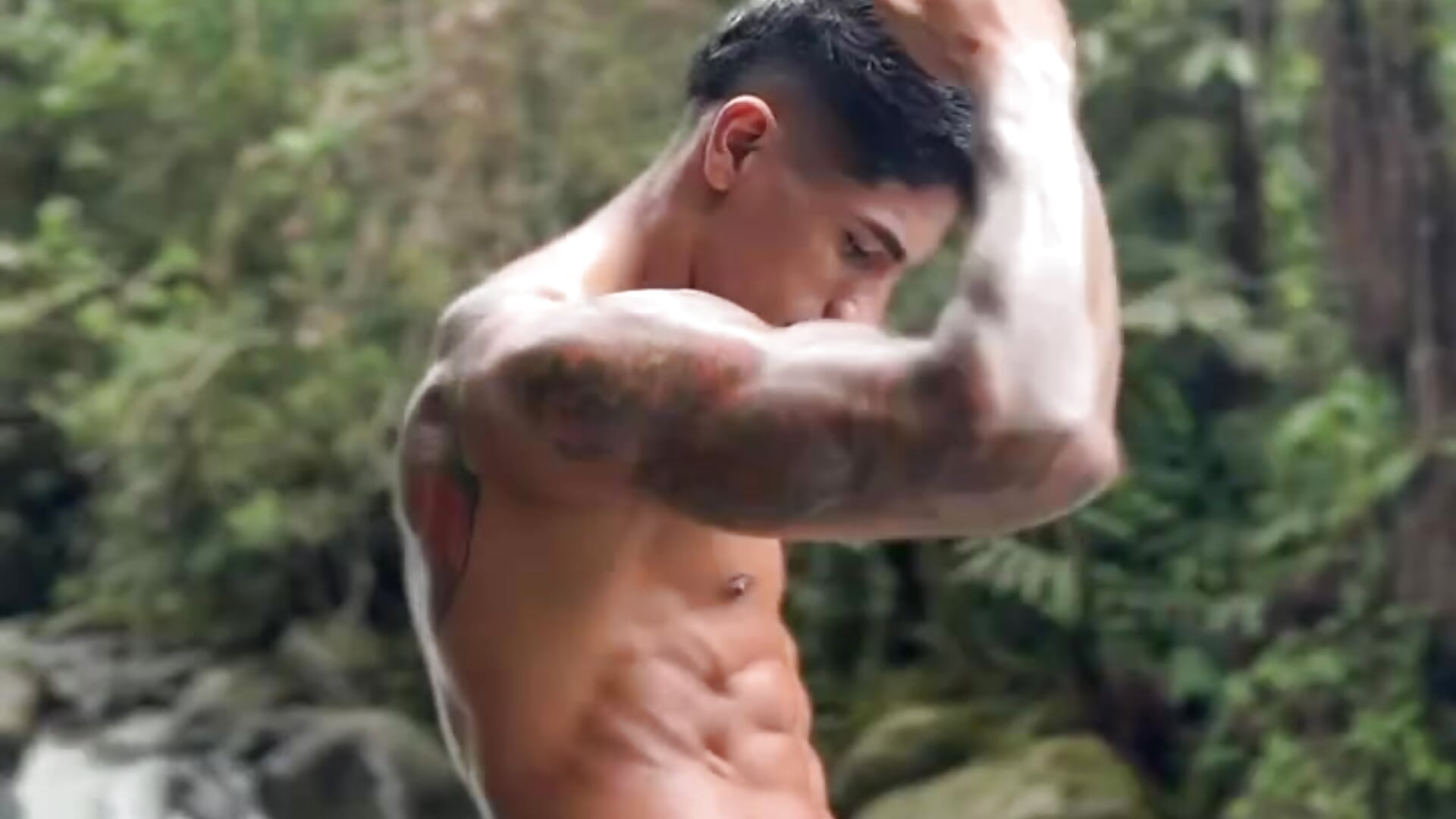 FLEXING IN THE RIVER 💪 - AdanReilly adlı kamera modelinin videosu