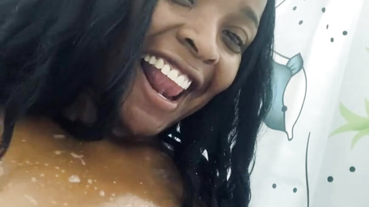 sexy shower - video by Reina_Love2 cam model