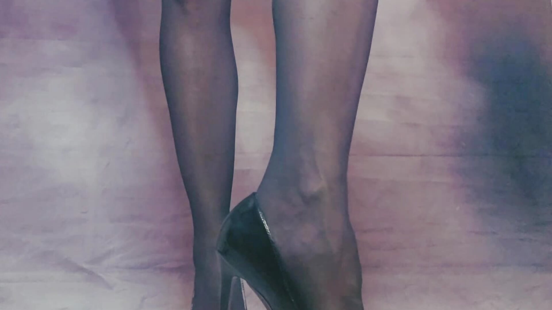 Crushing Things with Heels - відео від вебкаммоделі Akashacat