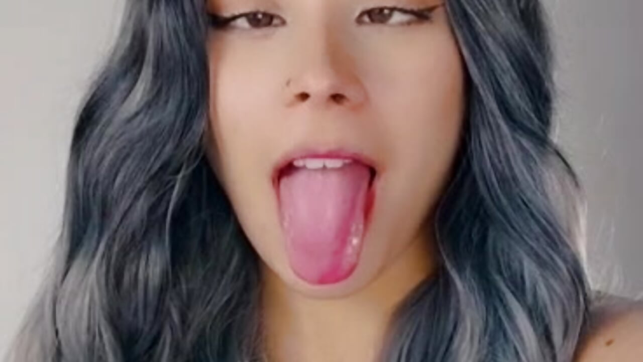 AHEGAO – video modela na kameri LucyMoanss