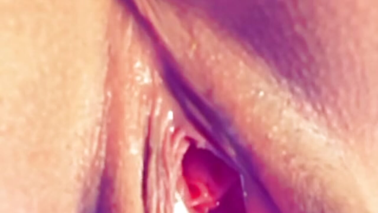 Pussy pussy 💦💦 - video by Ahri_Rousse cam model