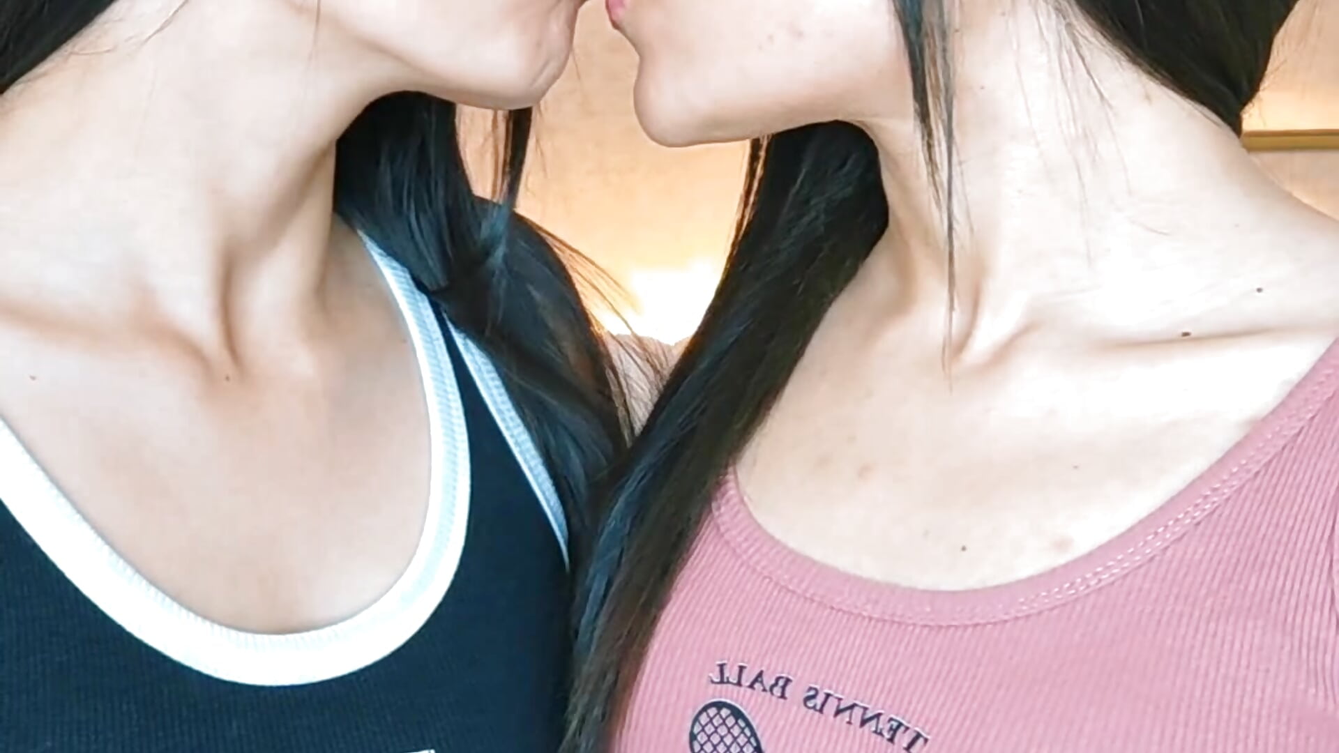 Our kisses make us very wet - video by siara_and_zoe cam model