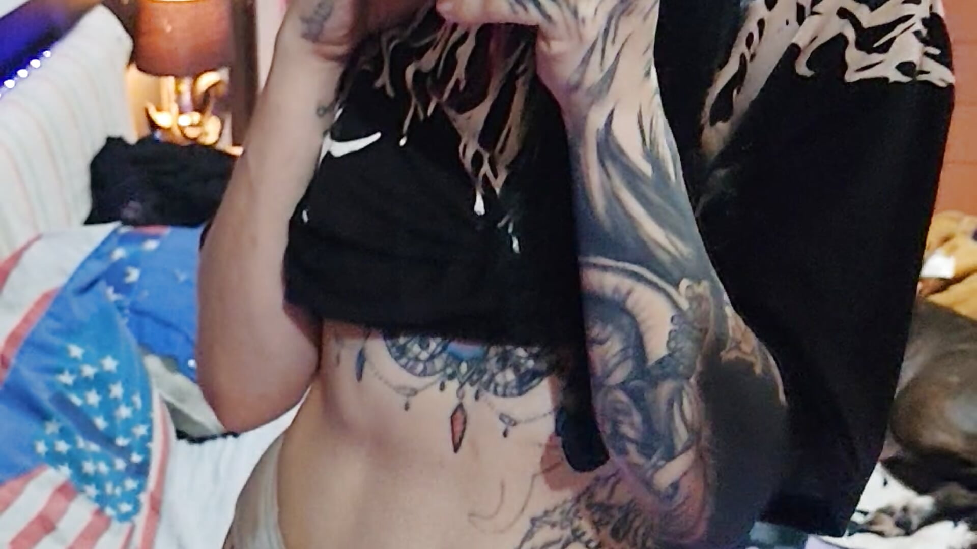 I love smoke ✨💋 - video di Honey2Bad modella di cam