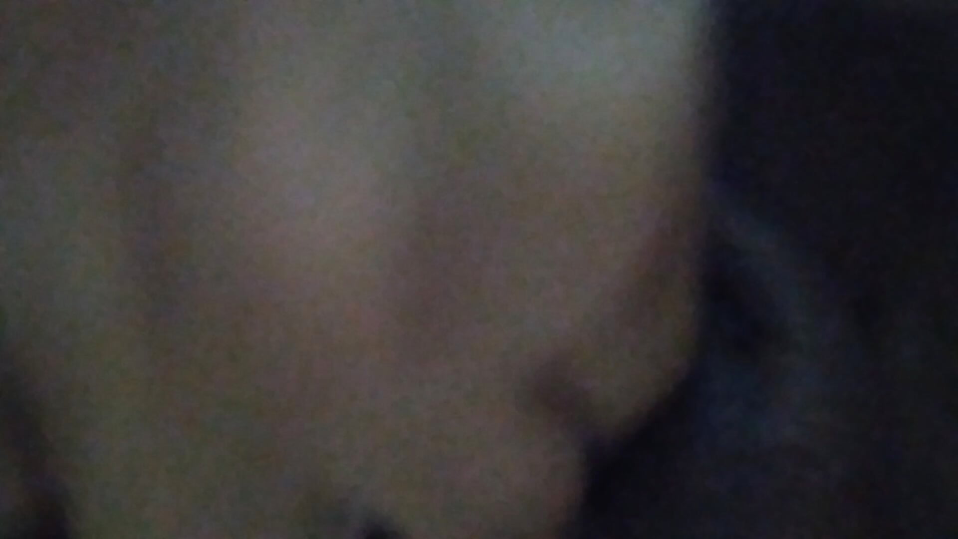 Siririca gostosa no banheiro