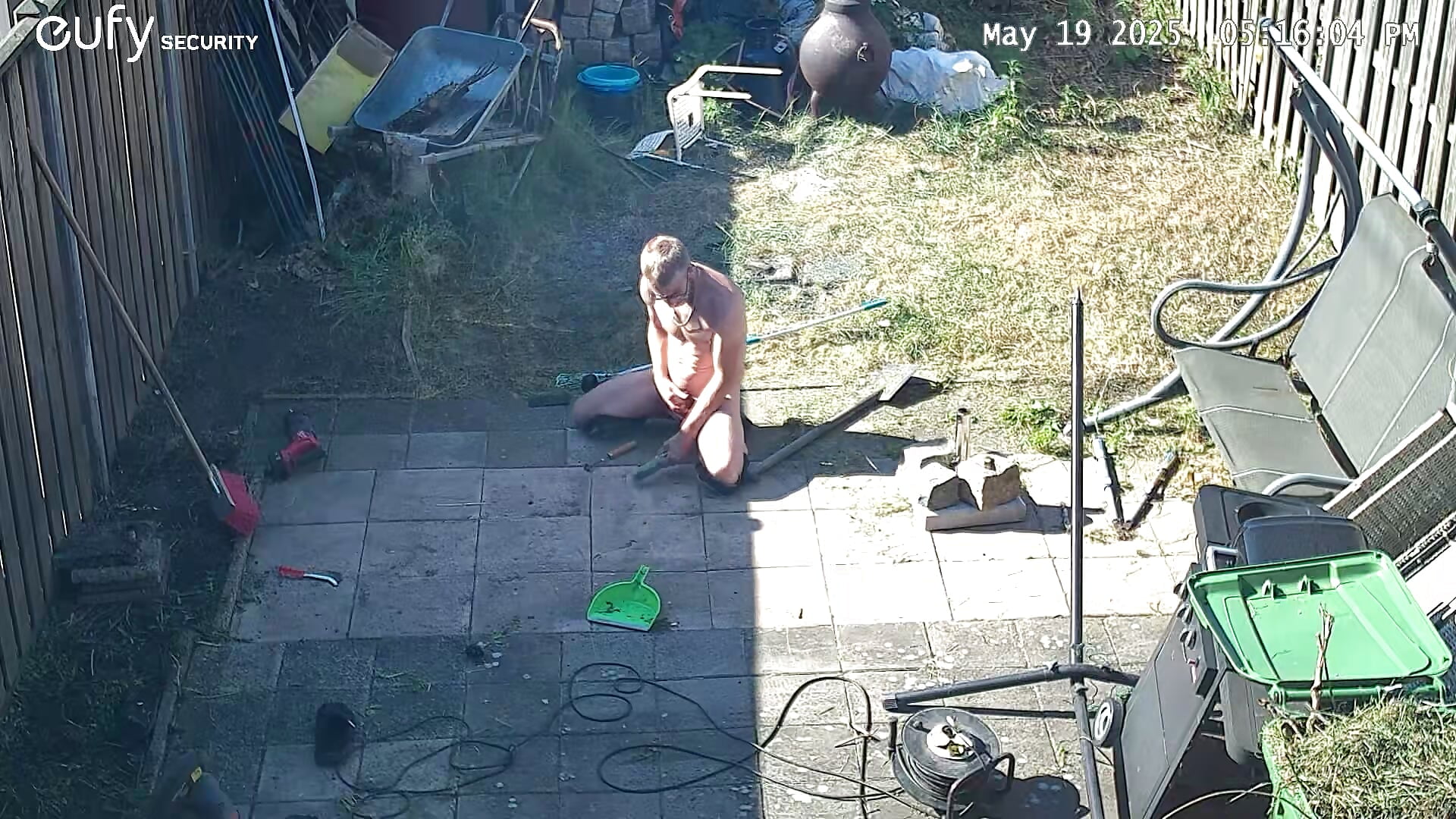 Nude gardening - video kinkybislaafje kameramallilta