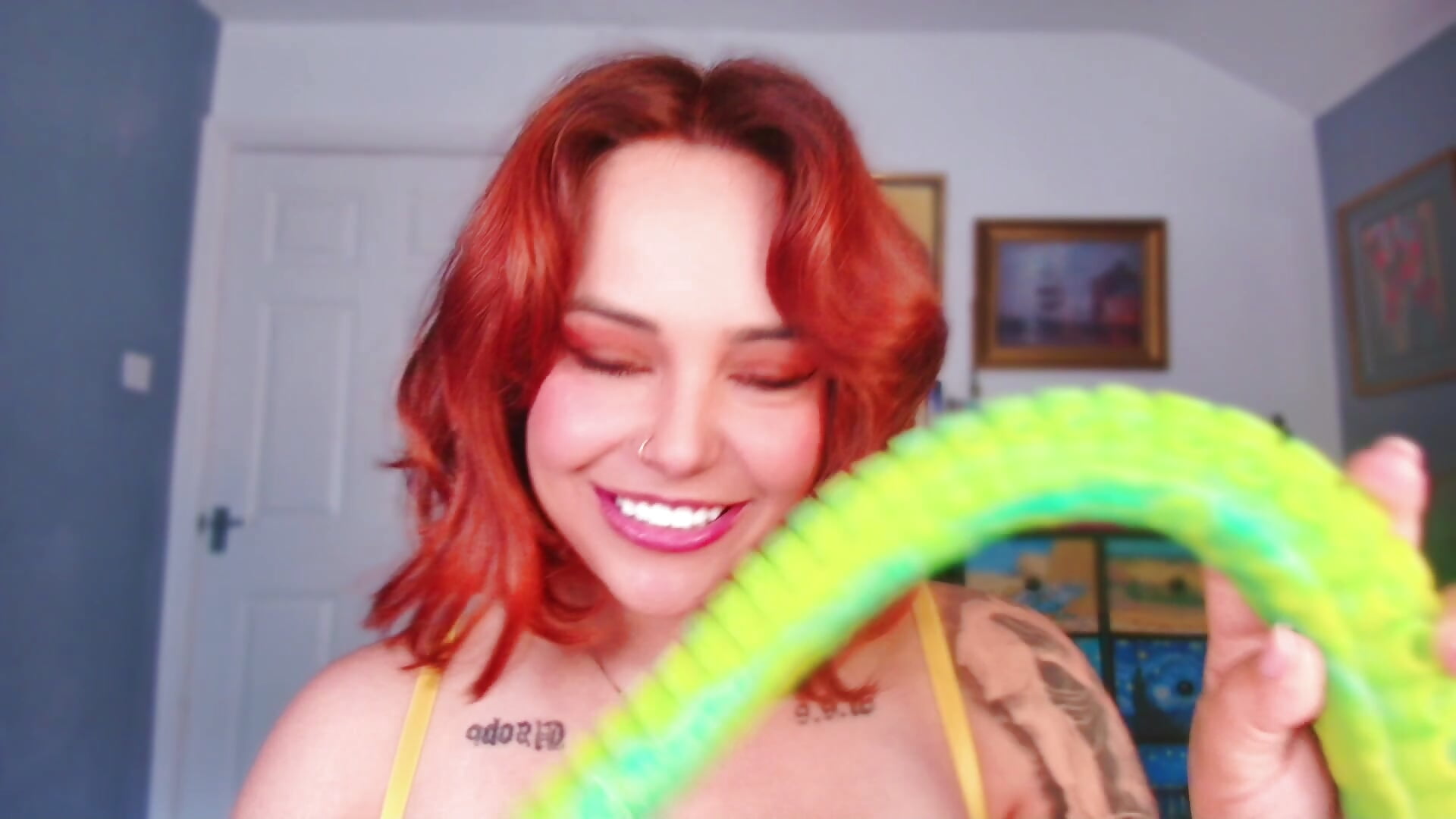 ALIEN FANTASY STRETCHING ME - video by AerinPetite cam model