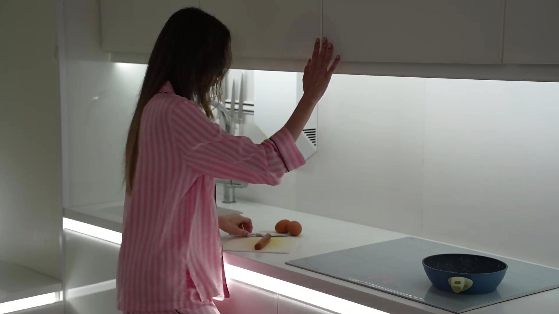 For whom i cook breakfast? - βίντεο μοντέλου FirstOfFallen