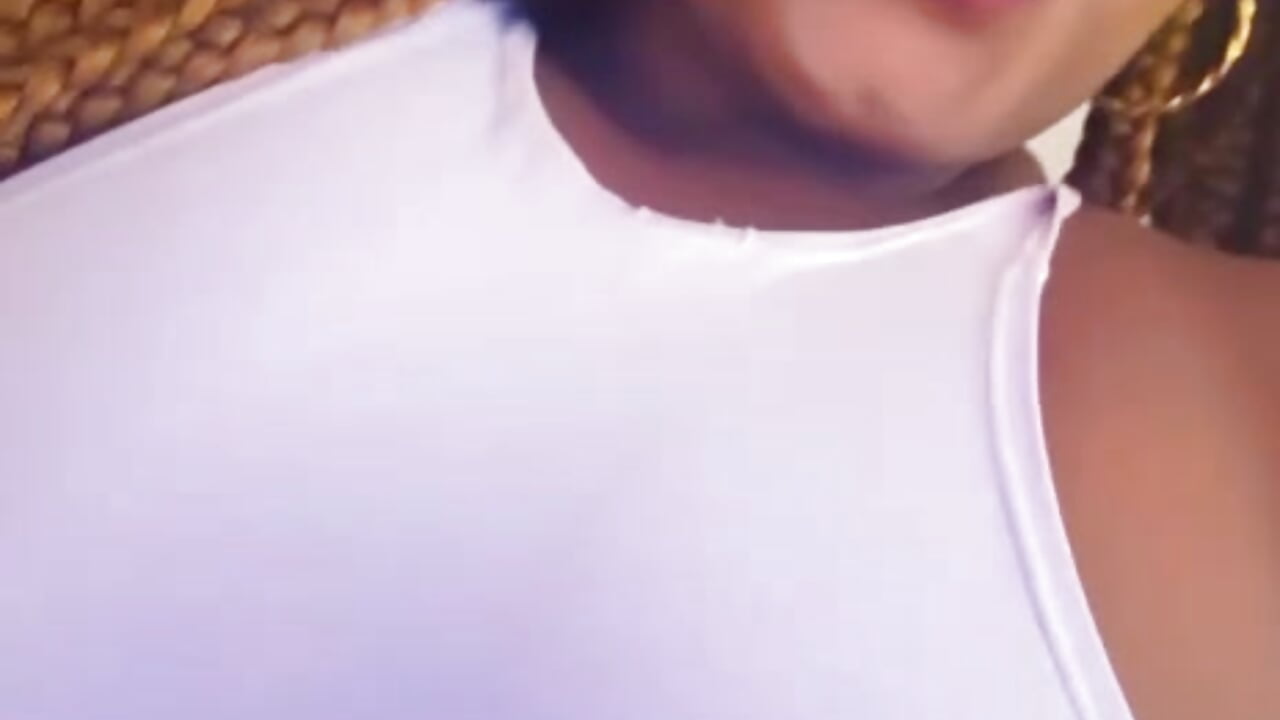 hard nipples 🥵 - فيديو من emilyrojas موديل الكام