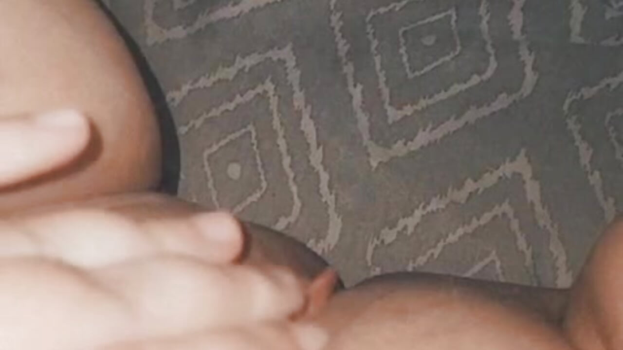 Zoom sur le clito de lola