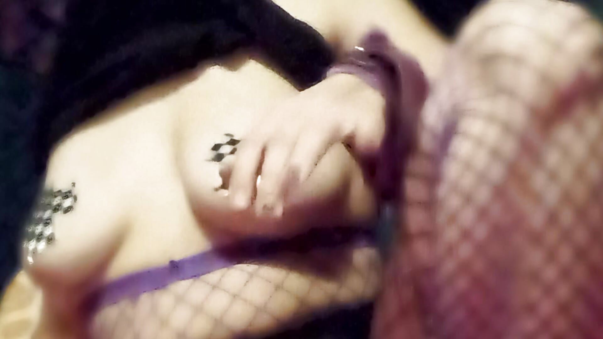 Purple Fishnets.and.handcuffs oh myy — filmik SinnamonWithAnS, modela(-lki) na kamerkach