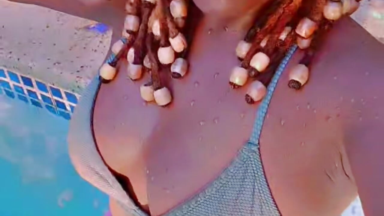 Wet in the pool💦 – video af libra_goddess cam-model