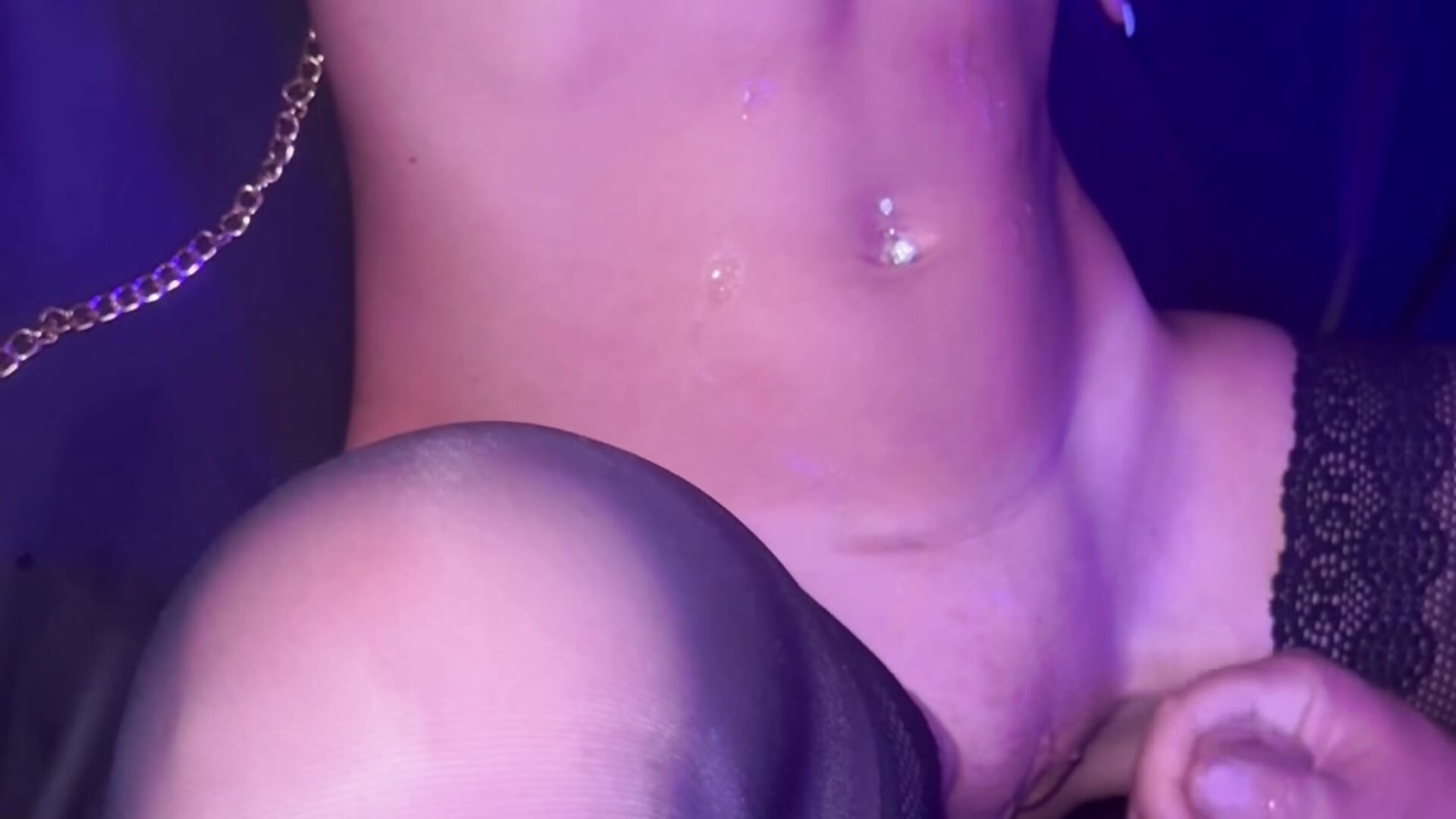 Résumé: APRÈS UN BUKKAKE de 14 mecs.. - vidéo du modèle de showcams Lib_ertine32