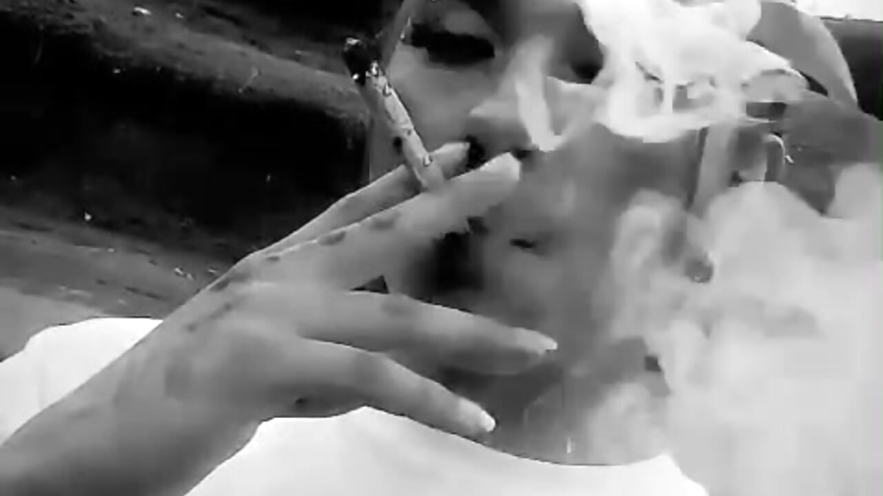 SMOKING 2 - CristalSofiaHOT 캠 모델의 동영상