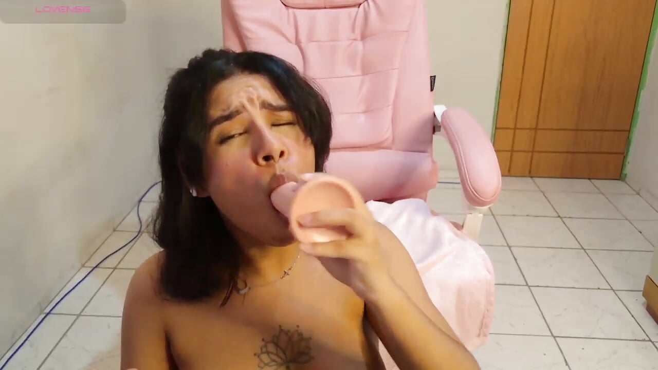 sucking delicious - video by ninapego cam model