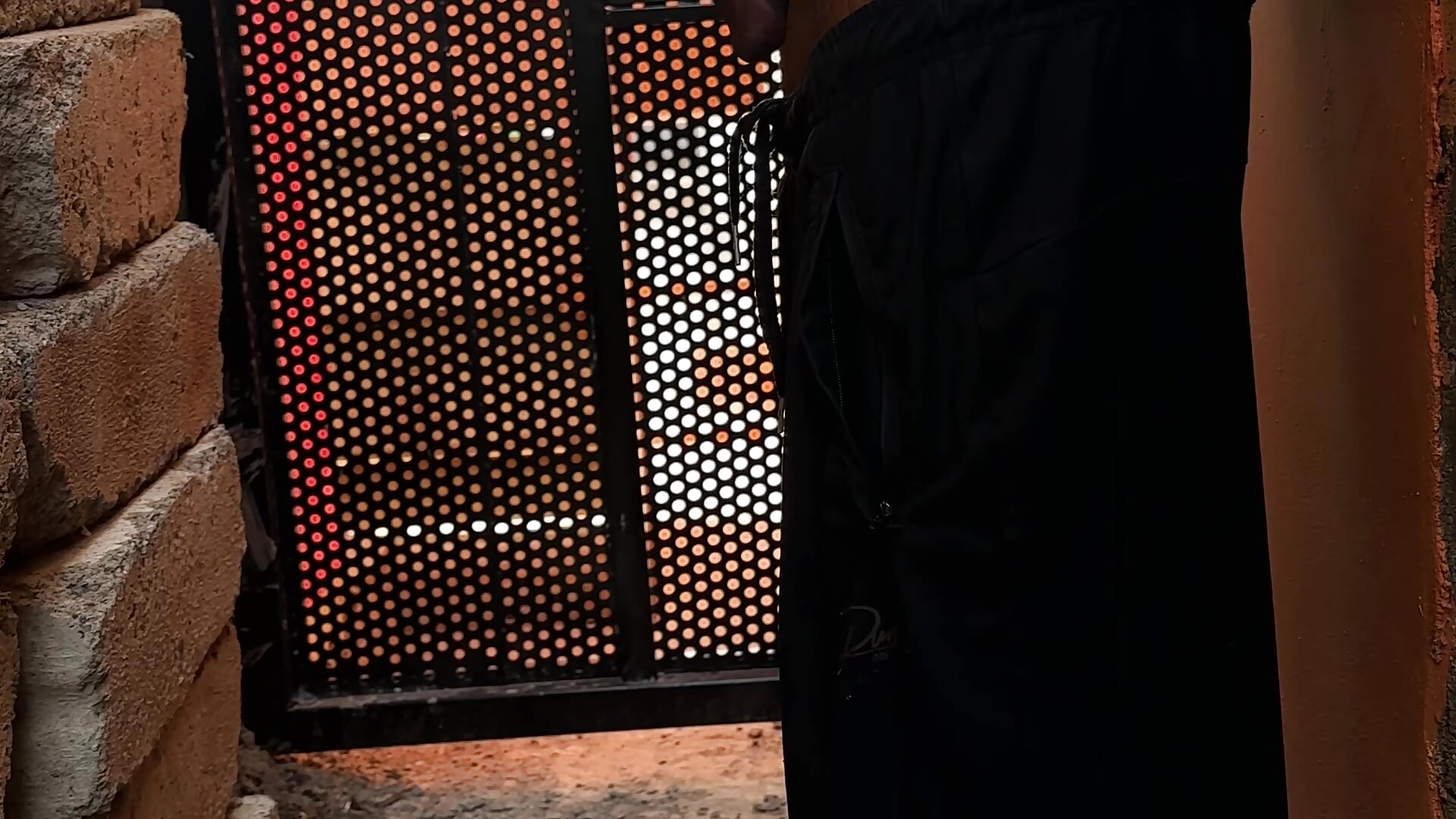 Risky public Cumshot with people walking by - vídeo de la modelo de cam Black-mamba-madingo