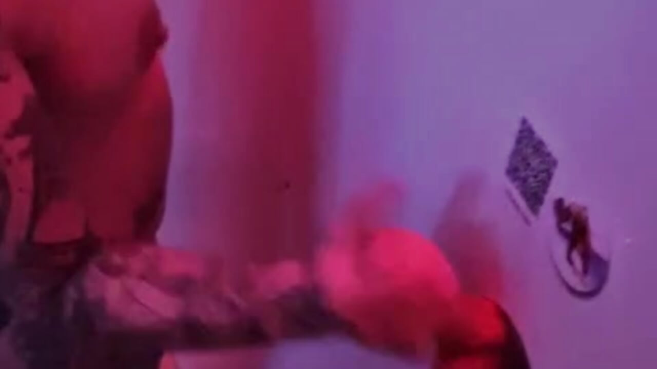 Gloryhole im Pornokino– June695_ kameramodell videója