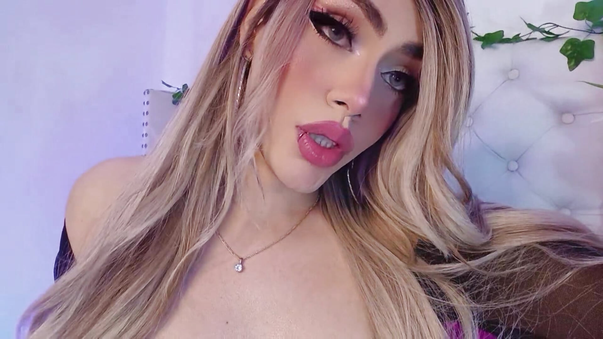 A little greeting and surprise ❤️ - video by Laurenn_evans cam model