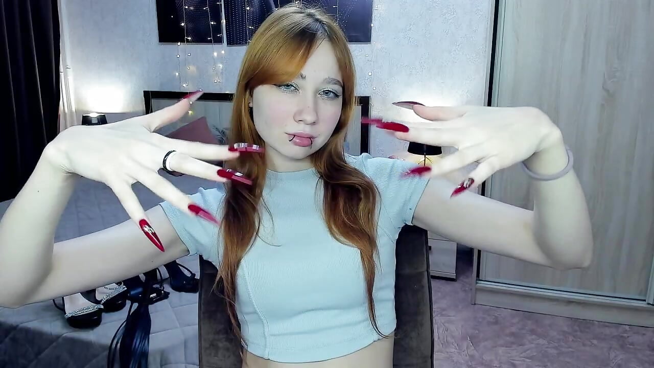 Teasing with my nails – video od webkamerové modelky AdrianWild