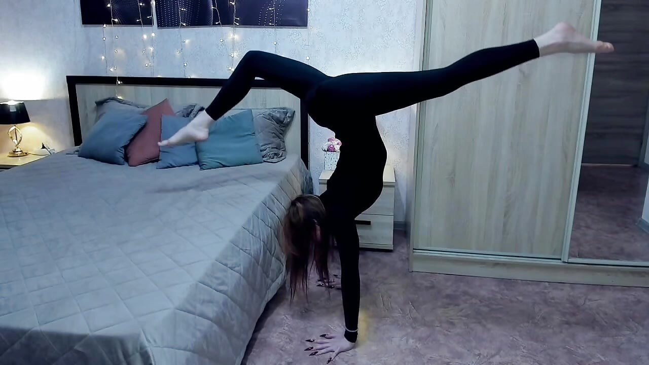 Flexibility and balance - video di AdrianWild modella di cam